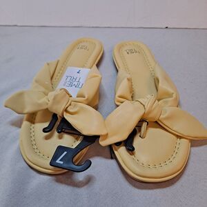 Time and Tru Bow Thong Sandals Women’s 7 Yellow Slip On Memory Foam Flipflops